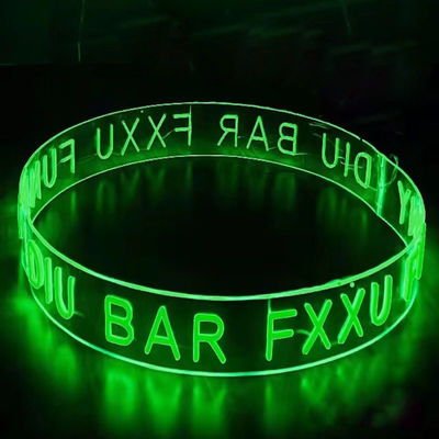 DIY-kabelinstallatie LED-neonflexstrooklichten voor soepele verlichting en interieur