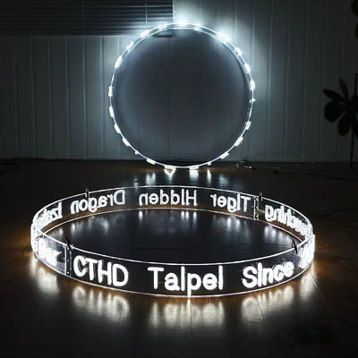 DIY-kabelinstallatie LED-neonflexstrooklichten voor soepele verlichting en interieur