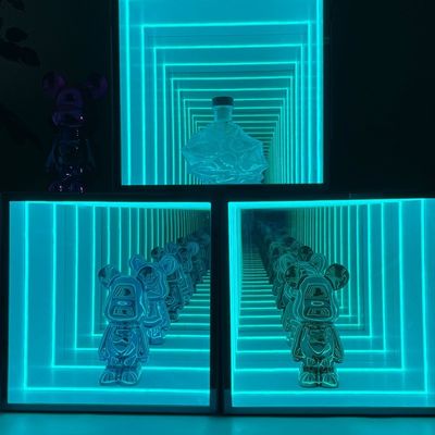 Aanpasbaar paarse Lego wijnrek met LED-strooklicht en infinity-displaykast