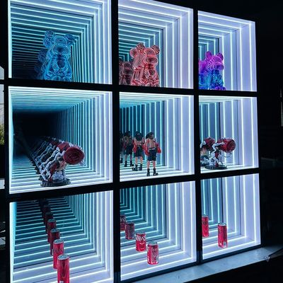 Verbeter uw woonkamer met modieuze glazen deuren met LED-infinity spiegel wijnkast
