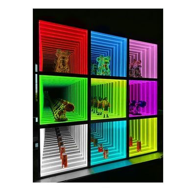 Aanpasbare kleuren LED-glasspiegel-display voor een moderne wijnkast