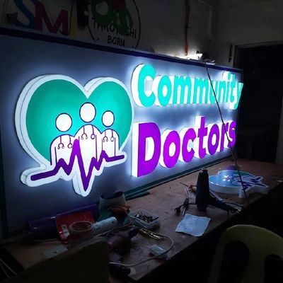 DC-stroomvoorziening Verlichte LED-neonspiegels voor buitendigitale billboardreclame